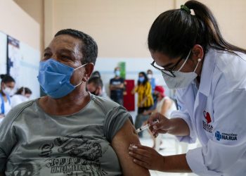 Brasil empieza a ver los efectos de la vacunación en sus números de la pandemia