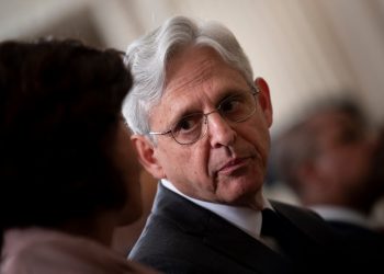 Fiscal general de EE. UU. prohíbe forzar a periodistas a revelar sus fuentes