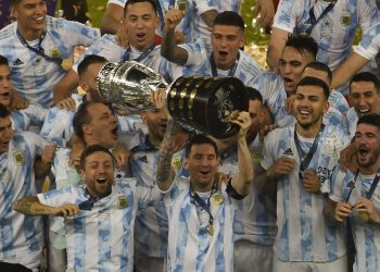 Messi gana su primer título con Argentina al vencer 1-0 a Brasil en final de la Copa América