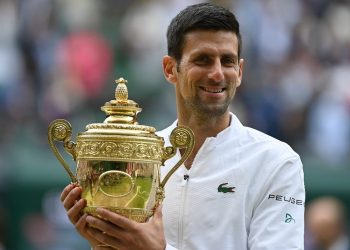 Djokovic no perdona en Wimbledon y se sienta en la mesa con Federer y Nadal