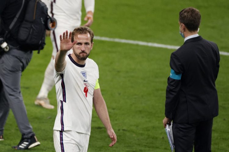 El delantero inglés Harry Kane saluda a los fanáticos después de su derrota en el partido de fútbol final de la UEFA EURO 2020 entre Italia e Inglaterra en el estadio de Wembley en Londres el 11 de julio de 2021. FOTO / AFP