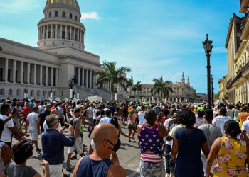 La cólera estalla en calles de Cuba, convocan a revolucionarios al combate