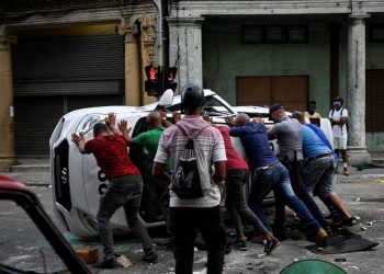 La cólera estalla en calles de Cuba, convocan a revolucionarios al combate