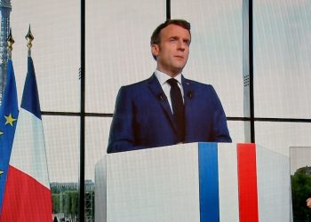 Francia exigirá certificado para ir a restaurantes e impondrá vacuna a personal de salud