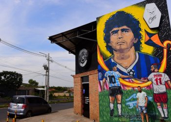 Un gran mural de Maradona en Paraguay, homenaje de un fan futbolista y tatuador