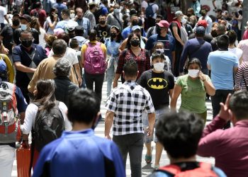 Ciudad de México eleva alerta sanitaria por covid-19 y amplía vacunación a jóvenes
