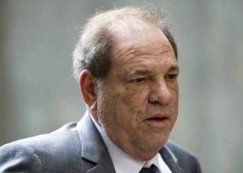 Transfieren a Harvey Weinstein a Los Ángeles para un nuevo juicio