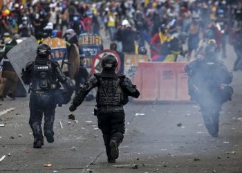 Gobierno de Colombia presenta reforma de la policía, cuestionada por abusos