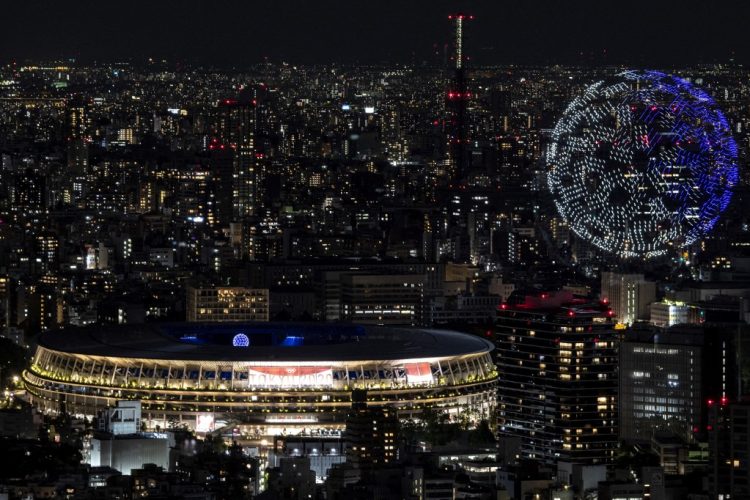 Los drones vuelan para formar una imagen de la Tierra en el cielo sobre el Estadio Olímpico durante la ceremonia de apertura de los Juegos Olímpicos de Tokio 2020, en Tokio, el 23 de julio de 2021. FOTO / AFP