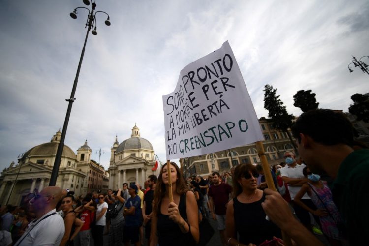 Los partidarios de No Green Pass sostienen una pancarta que dice "Estoy listo para morir por mi libertad, no greenstapo" en Roma el 24 de julio de 2021, en contra de la introducción de un "pase verde" obligatorio para el comedor interior y el área de entretenimiento. FOTO / AFP