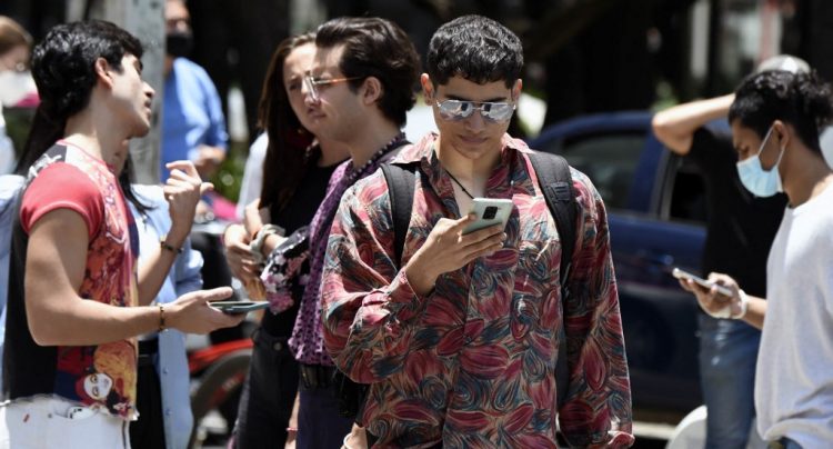 Jóvenes se llevan la peor parte de la nueva ola de COVID-19 en México. FOTO/ AFP.