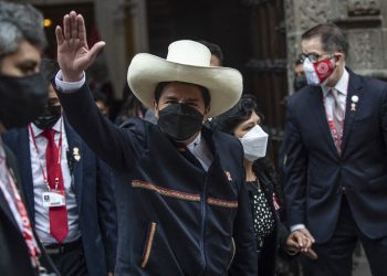 Izquierdista Pedro Castillo jura como nuevo presidente de Perú