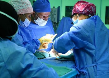 Médicos consiguen separar un bebé de un gemelo parasitario en Arabia Saudita
