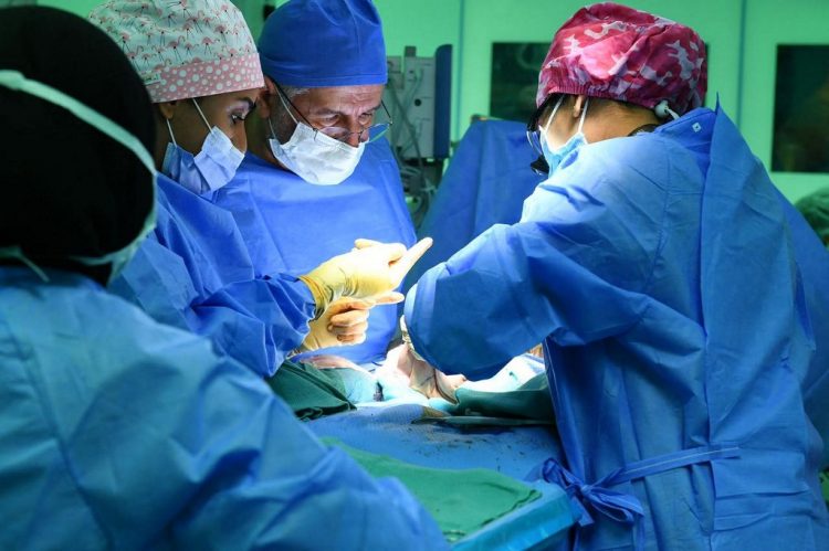Médicos consiguen separar un bebé de un gemelo parasitario en Arabia Saudita. FOTO/ AFP.