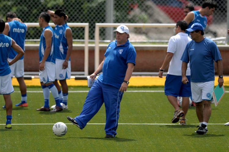 Foto de archivo de Ruben Israel durante una sesión de entrenamiento en el Complejo de la Federación Salvadoreña de Fútbol en San Salvador el 31 de agosto de 2011 antes de su primer partido de clasificación contra República Dominicana para la Copa Mundial FIFA Brasil 2014. AFP PHOTO/ Jose CABEZAS (Photo by Jose CABEZAS / AFP)