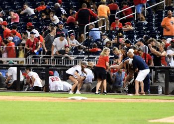 Aficionados de las Grandes Ligas entran en pánico tras tiroteo en las afueras del estadio de los Washington Nationals