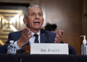 Científico del gobierno de EE. UU. y senador republicano chocan por investigación sobre COVID-19