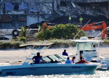 Lo que quedó en pie del edificio que colapsó en Florida será demolido durante la noche