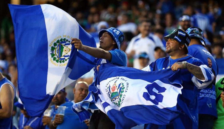 Los fanáticos vitorean antes del partido entre México y El Salvador en Cotton Bowl el 18 de julio de 2021 en Dallas, Texas.  Richard Rodriguez/Getty Images/AFP (Photo by Richard Rodriguez / GETTY IMAGES NORTH AMERICA / Getty Images via AFP)