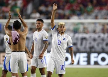 La reacción del padre de Amando Moreno cuando recibió la camisa que usó su hijo en Copa Oro
