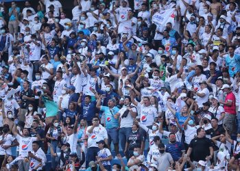Tener que jugar sin público en los estadios de primera división divide las opiniones de los directivos