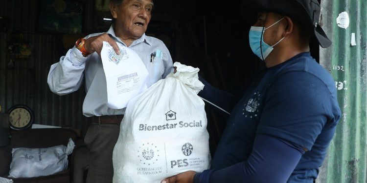 Ayuda. El Gobierno continúa entregando a nivel nacional a las familias salvadoreñas los paquetes alimenticios.