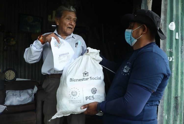 Ayuda. El Gobierno continúa entregando a nivel nacional a las familias salvadoreñas los paquetes alimenticios.