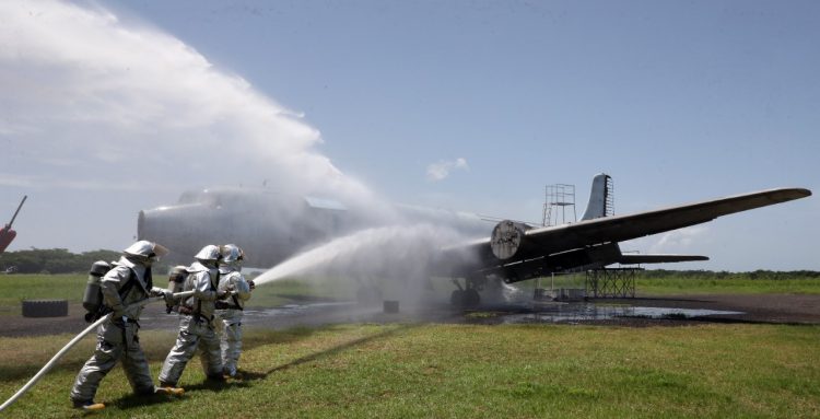 Un bombero aeronáutico está capacitado para brindar 
seguridad y primeros auxilios a los pasajeros en tierra, además de las aeronaves./Fpto DES: Luis Umaña.