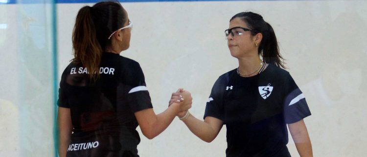 Katya Parker y Karla Aceituno, de El Salvador, vencieron a la dupla brasileña y pasaron a semis en el panamericano de squash Sub-23. Foto Cortesía INDES.
