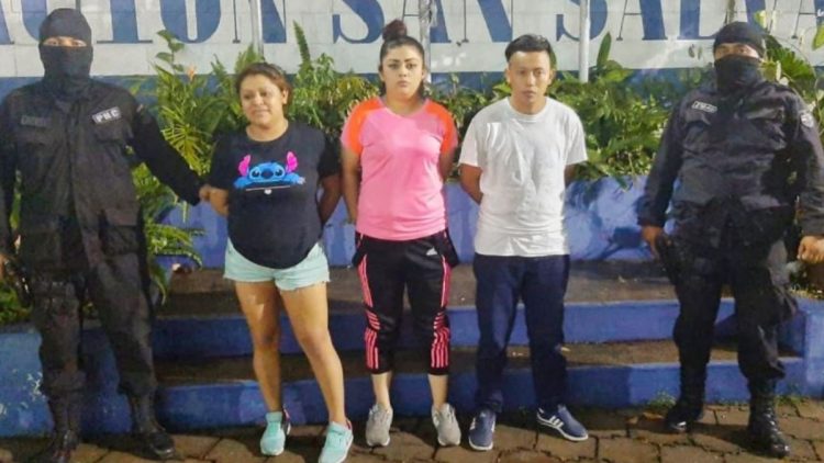 Los sospechosos fueron arrestados al oriente de San Salvador. Foto cortesía PNC.