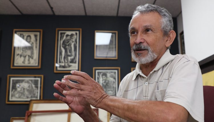 El maestro Mario Castrillo compartirá 12 charlas en línea sobre artistas plásticos de El Salvador, del 6 de julio al 28 de septiembre.  Foto: Luis Umaña.