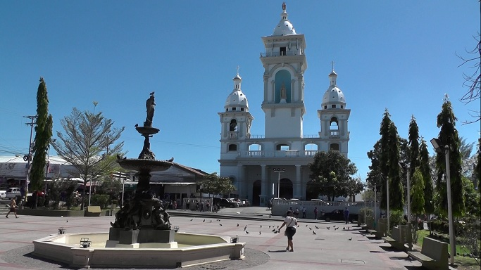 Catedral de Zacatecoluca y Fuente 1