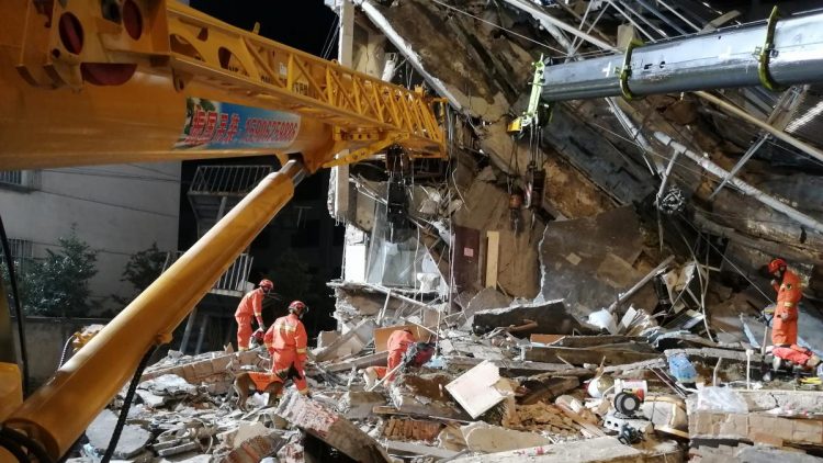 El hotel Siji Kaiyuan se derrumbó el lunes por la tarde en esta gran ciudad turística, situada unos 80 kilómetros al oeste de Shanghái. Foto / AFP.