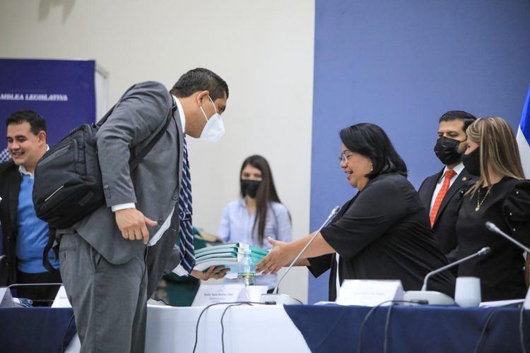 Este jueves inició la segunda fase de consultas públicas previo a la aprobación de la ley. Foto/Diario El Salvador