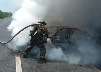 Incendio consume vehículo en San Miguel