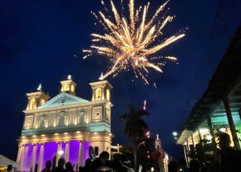 Iluminan Iglesia Santa Lucía, en Suchitoto, por el 163 aniversario de la ciudad