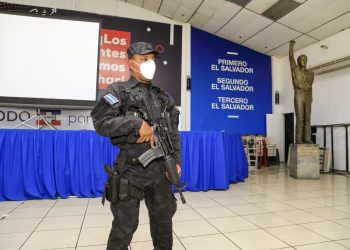 Presidente Nayib Bukele propone «derretir» estatua de Roberto d’Abuisson, fundador de ARENA, para elaborar tapaderas de alcantarillas