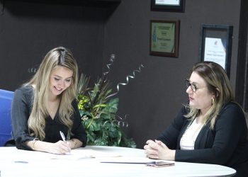 Alcaldía de Sacacoyo firma convenio para adquisición de ambulancia
