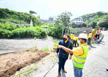 Ministro de Obras Públicas verifica colocación de puente temporal en Agua Caliente, Soyapango
