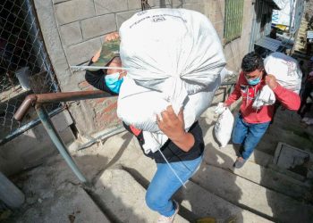 Gobierno salvadoreño entrega paquetes alimentarios en barrio Lourdes, San Salvador