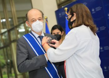Caciller Alexandra Hill condecora al embajador de la Unión Europea en El Salvador