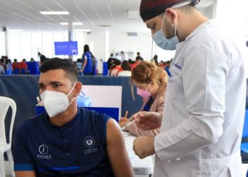 Rubén Batres, seleccionado nacional de playa, recibió su primera vacuna contra la COVID-19