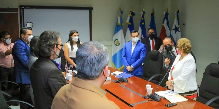 Comisión especial que investiga el uso de fondos públicos enviados a las organizaciones no gubernamentales. Foto/Diario El Salvador