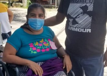 Diputado de Nuevas Ideas, Samuel Martínez, entrega sillas de ruedas a familias de Sonsonate