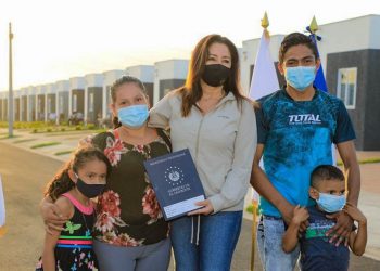 Ministra de Vivienda entrega escrituras de propiedad a 69 familias que perdieron su hogar debido a tormentas