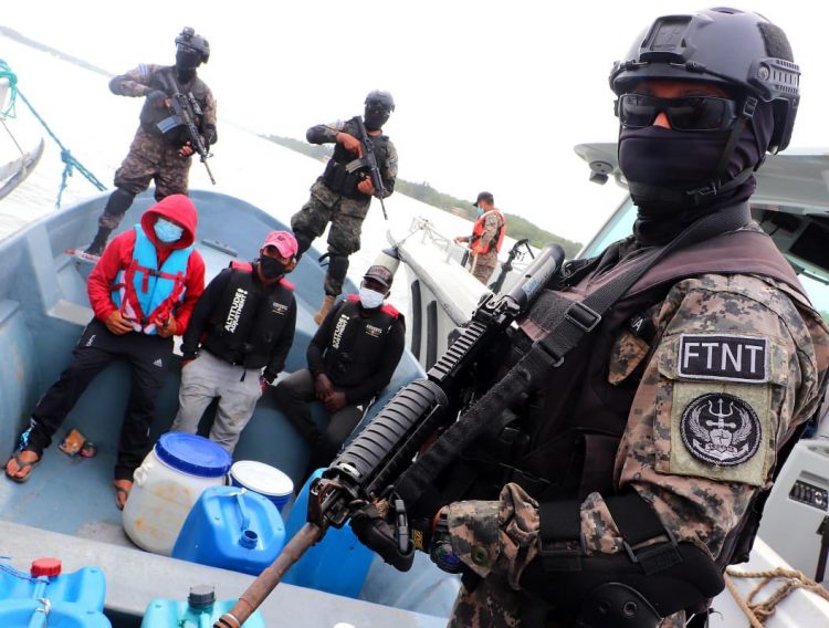 Narcóticos. La droga estaba oculta en compartimentos sellados de la embarcación, de acuerdo 
con el primer informe que emitió ayer el ministro Merino Monroy. Foto cortesía.