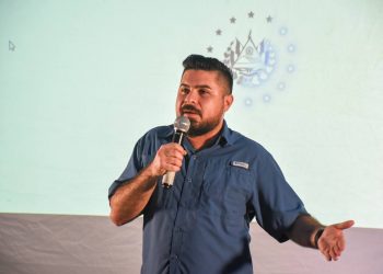 Anuncian creación de cancha de fútbol y área recreativa en colonia de Cuscatancingo