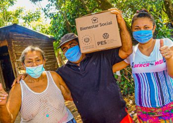 Entregan paquetes alimentarios en zona occidental de El Salvador