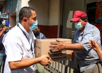 Afectados por incendio en San Miguel reciben paquetes alimentarios