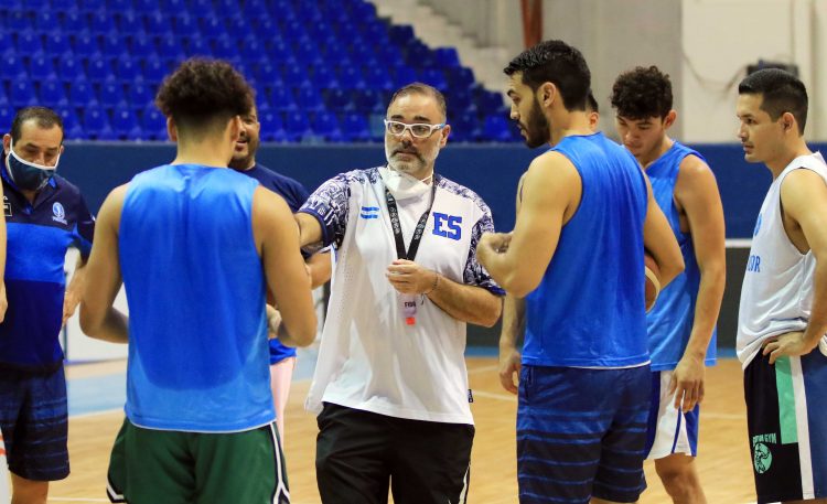 El técnico español, Ray Santana, deja de ser el entrenador de la Selección Mayor Masculina de Baloncesto. Foto/INDES.